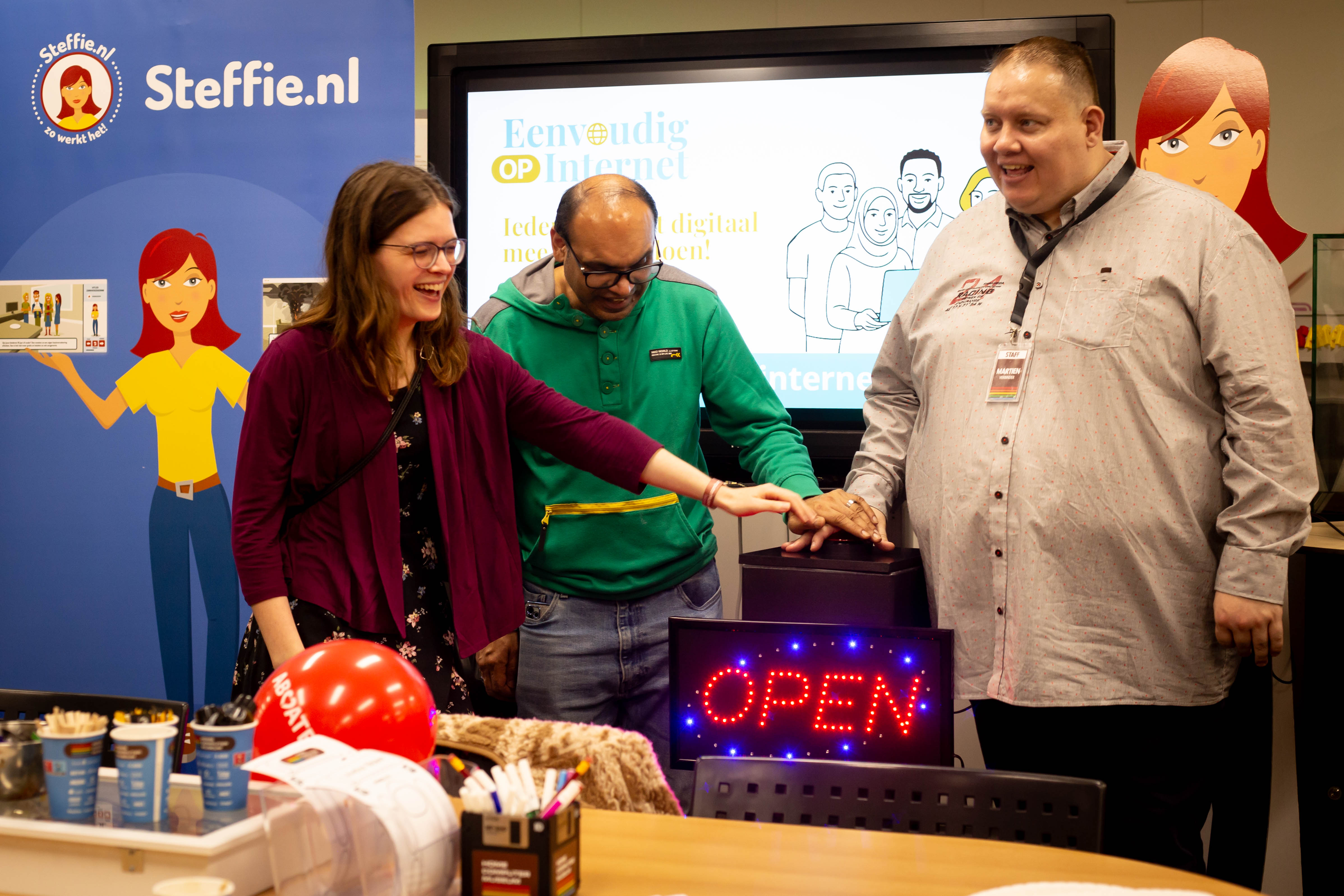 Evelien, Jaspal en Martien drukken op de grote rode knop om het project te openen.